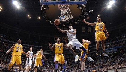 爱游戏官方主页-现场氛围热烈：球迷欢呼不断，气氛火爆！，球队气氛